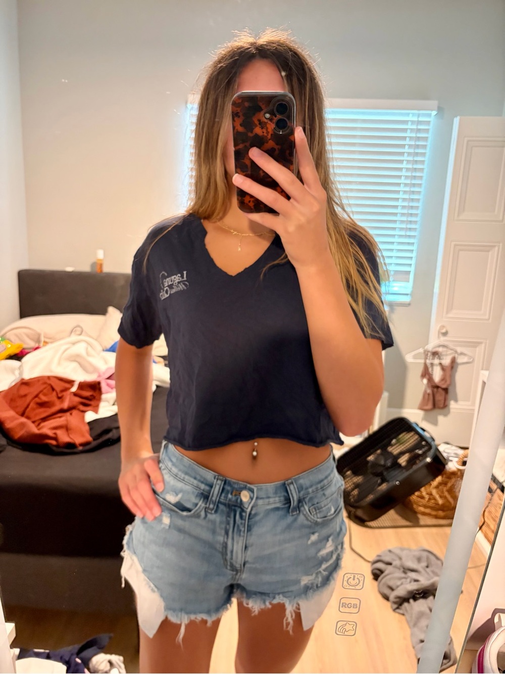 Hollister Women's Cropped V-Neck Tee in Navy